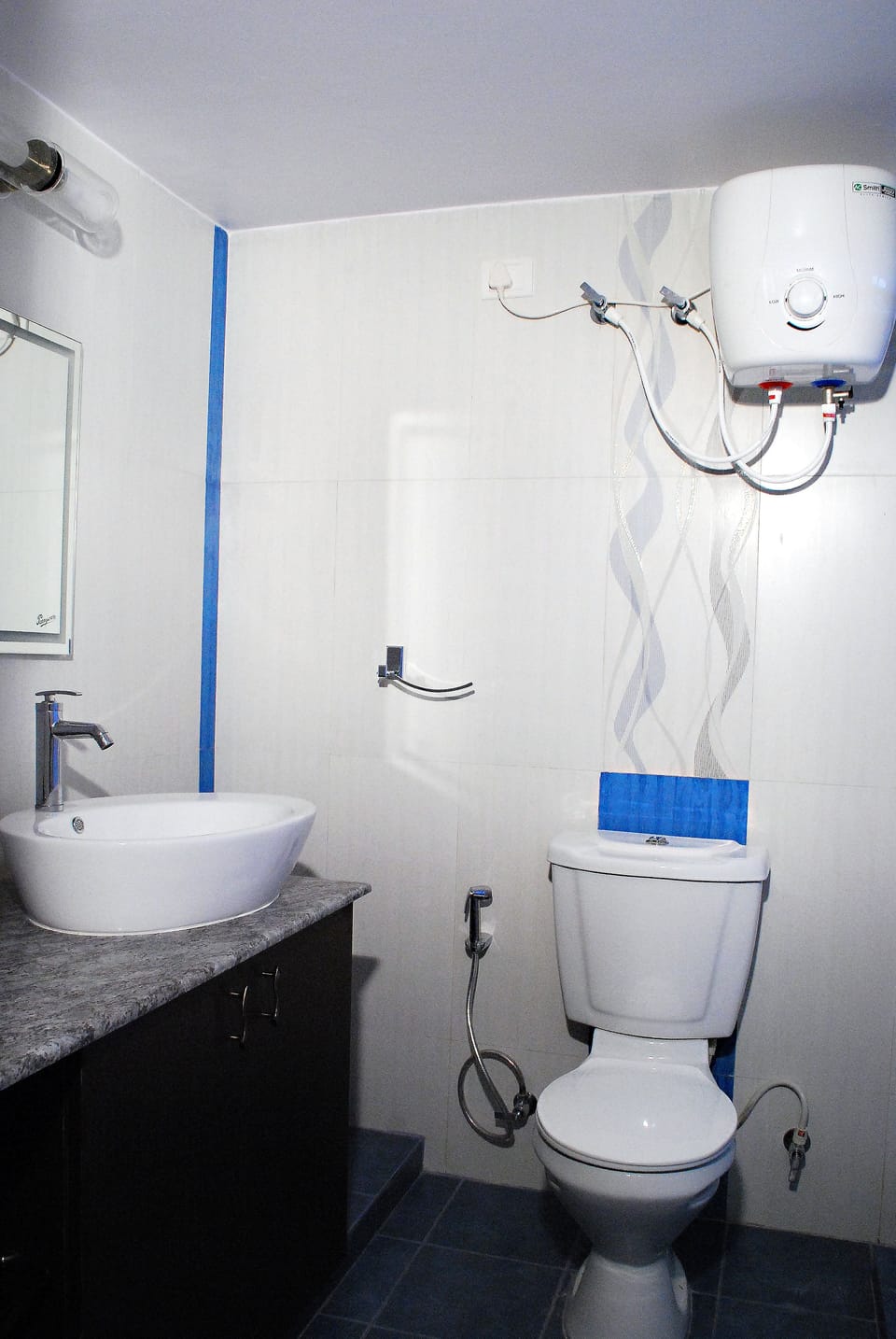 Deluxe Room | Bathroom | Shower, free toiletries, towels, soap