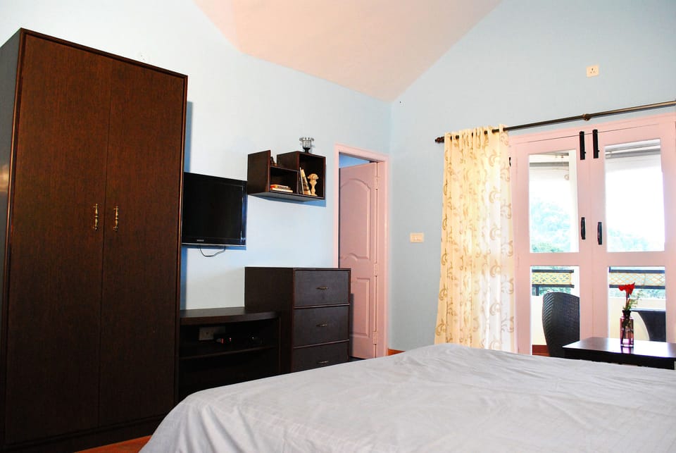 Deluxe Room | Desk, iron/ironing board, rollaway beds (surcharge), bed sheets