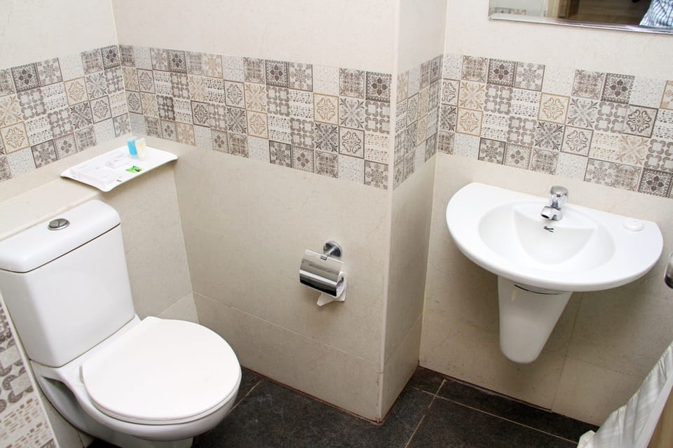 Bidet, towels