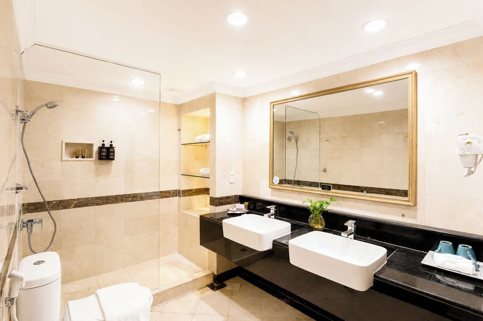 Metro Park View Suite | Bathroom | Shower, rainfall showerhead, free toiletries, hair dryer