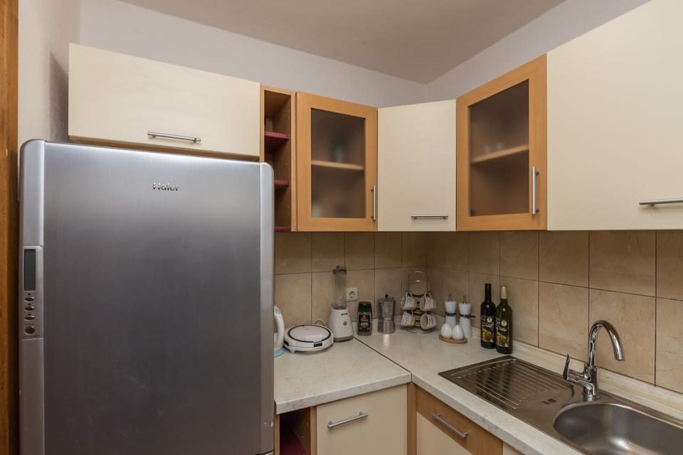 Apartment (Deluxe Two Bedroom Apartment) | Private kitchen | Fridge, stovetop, coffee/tea maker, electric kettle