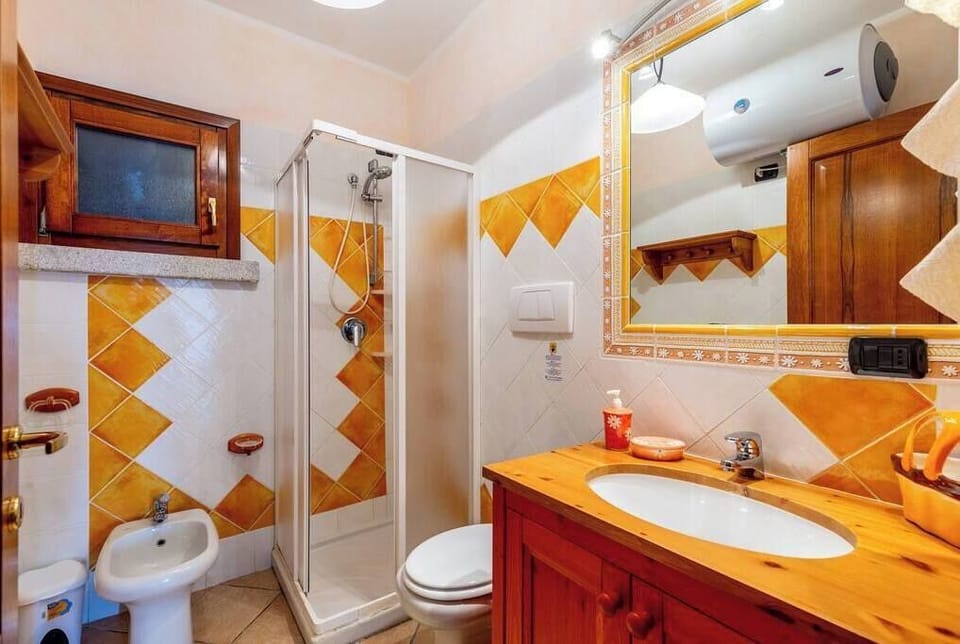 Bathroom 1 (1)