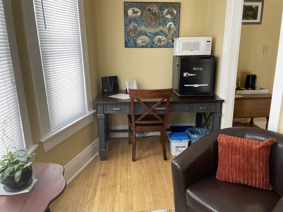 Desk & chair 
