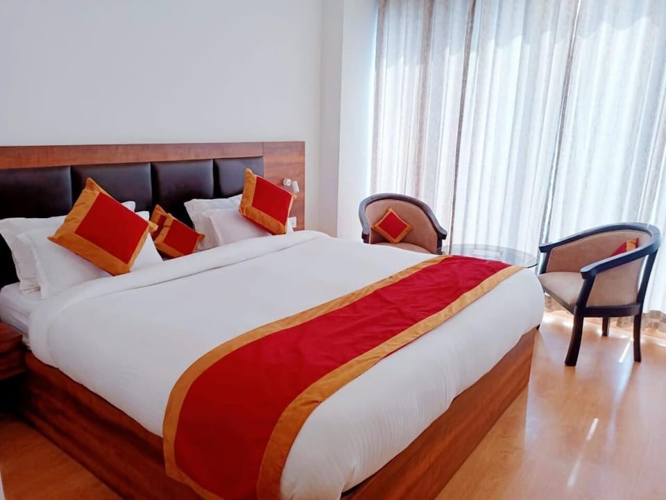 Down comforters, minibar, in-room safe, desk
