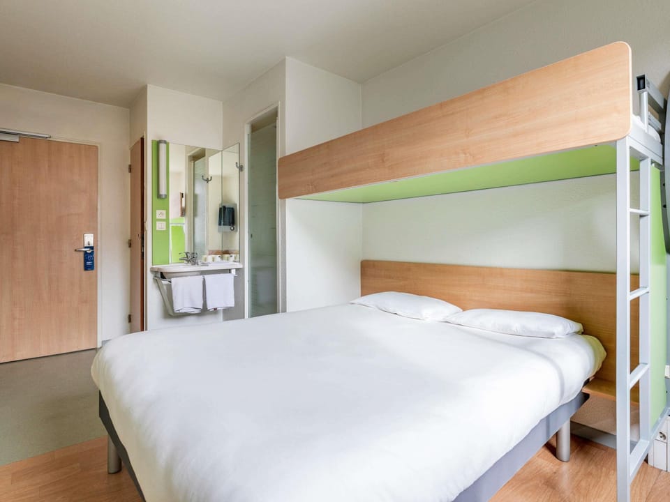 Triple Room, Multiple Beds | Desk, WiFi (free), bed sheets