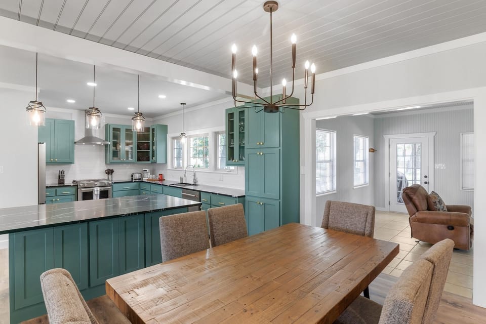 House, 2 Bedrooms | Private kitchen | Fridge, microwave, oven, stovetop
