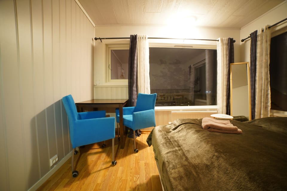 Deluxe Room, 1 King Bed, Non Smoking | Desk, iron/ironing board (on request), WiFi (free), bed sheets