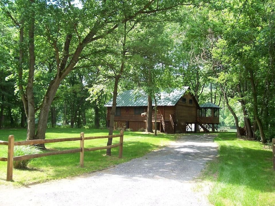 Welcome to Shenandoah Shores at Lorelei Falls which features an enclosed gaebo for rainy days and nights 