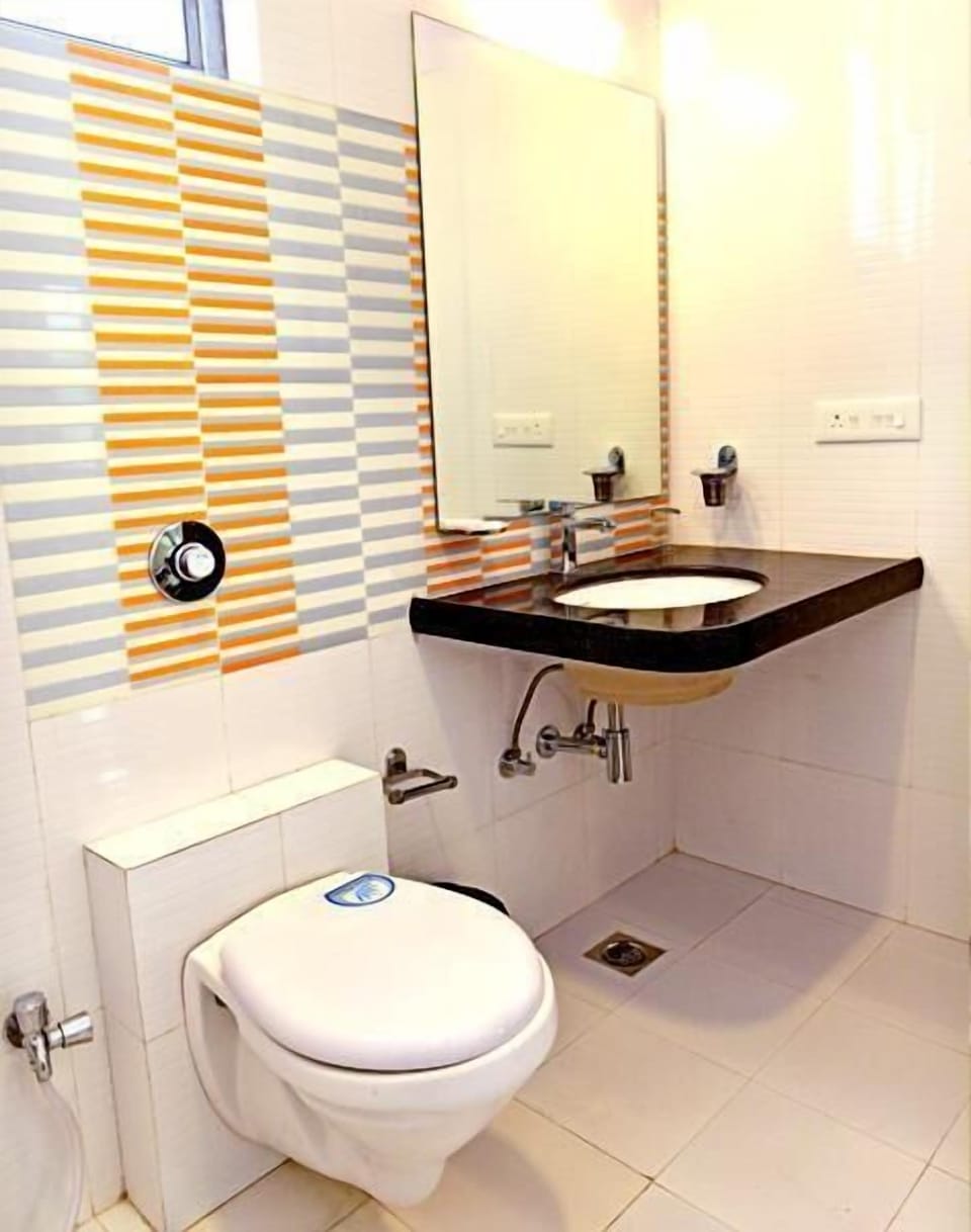 Shower, rainfall showerhead, free toiletries, towels