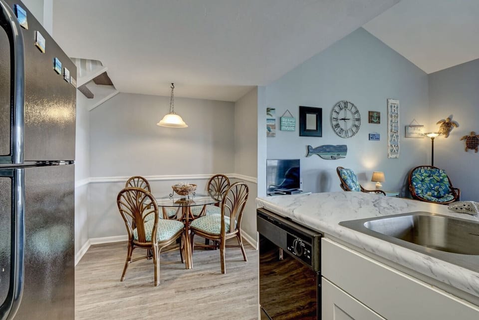 Kitchen/Dining Area