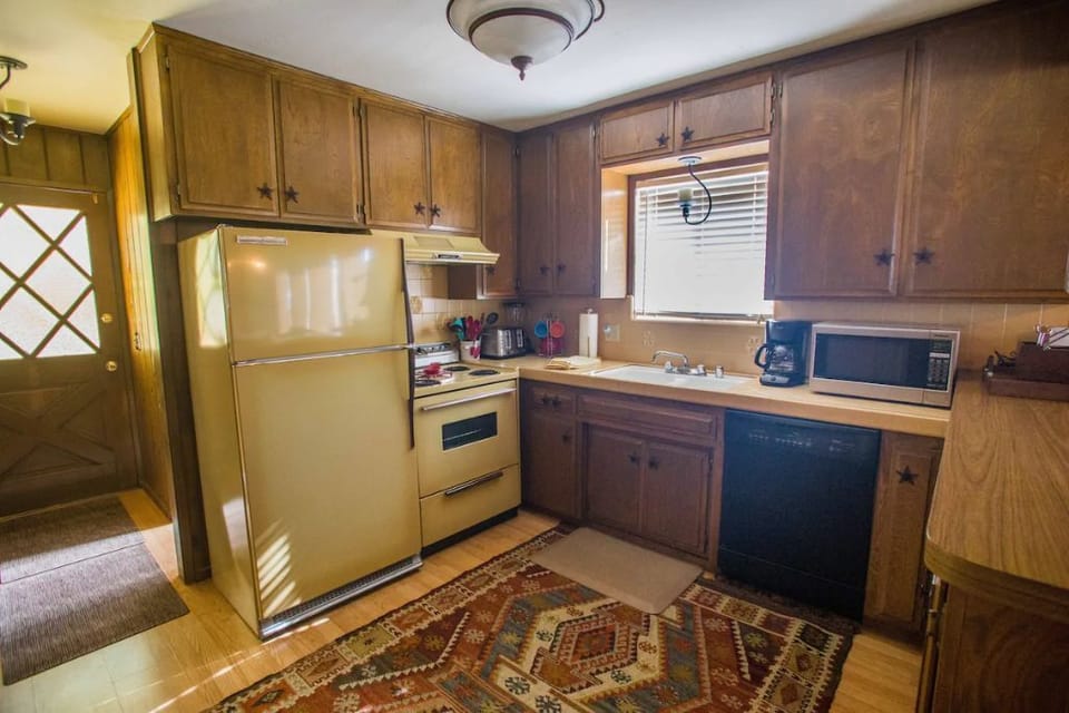 So actually there is a new fridge and stove, I just have not taken a new photo. 