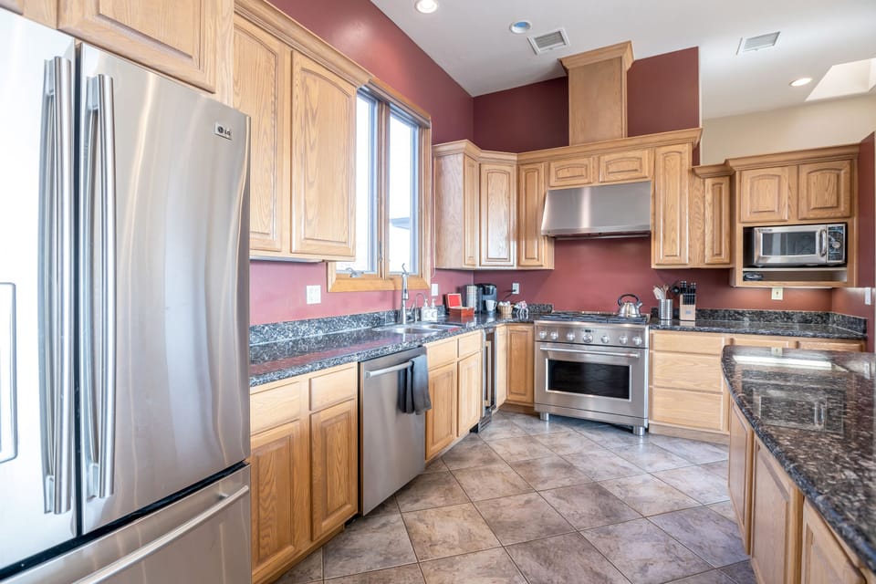 The kitchen offers a professional 6-burner gas stove and oven. 