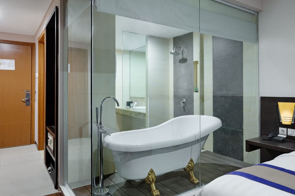 Executive Suite | Bathroom | Shower, free toiletries, hair dryer, towels