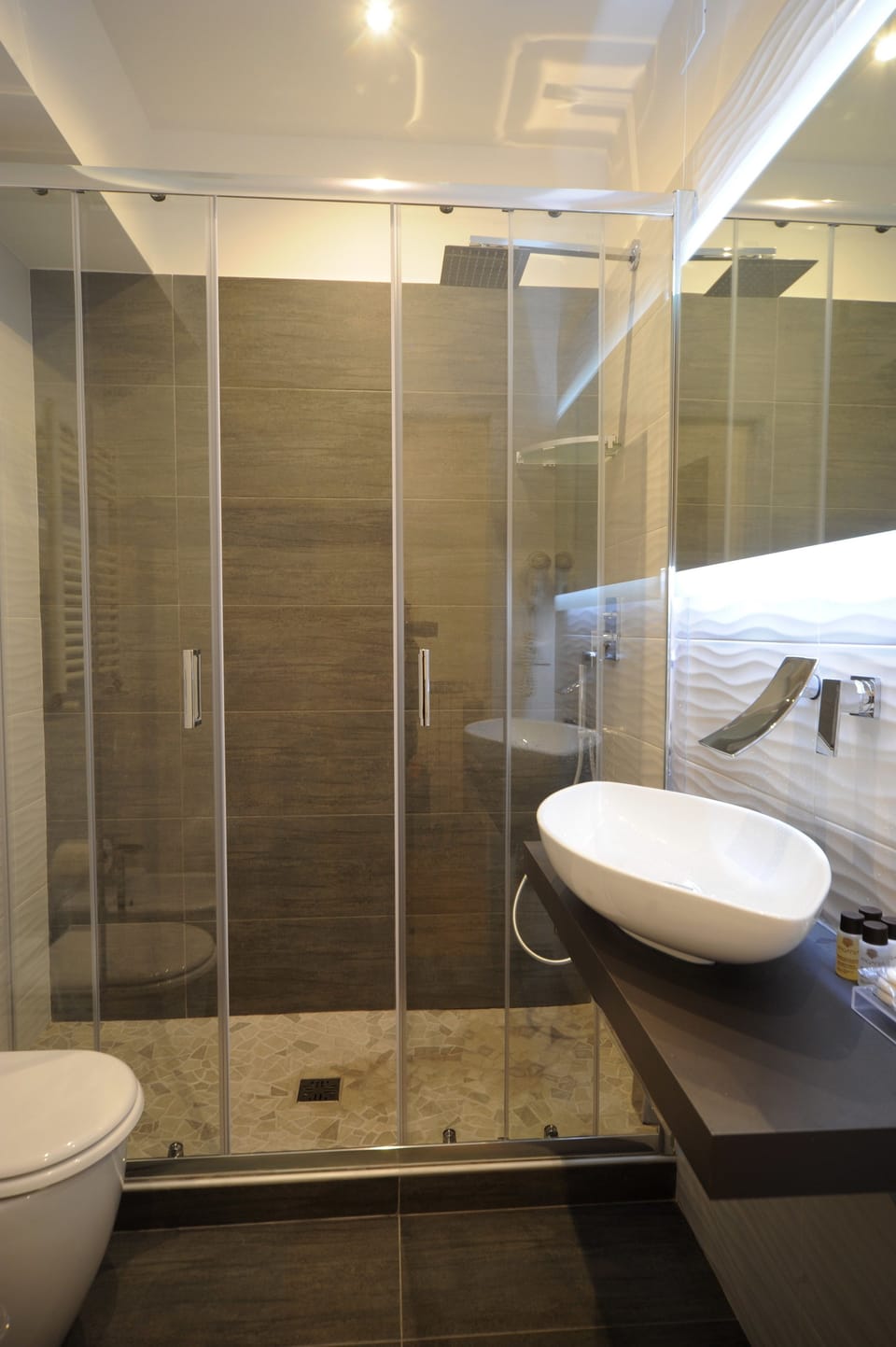 Triple Room | Bathroom | Shower, rainfall showerhead, free toiletries, hair dryer