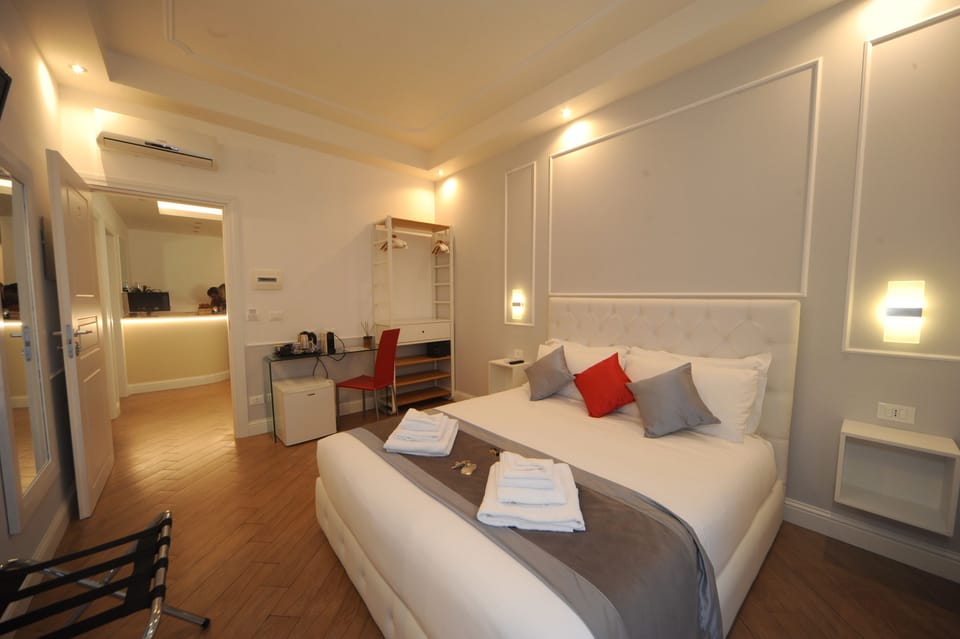 Double Room | Minibar, in-room safe, individually decorated, individually furnished