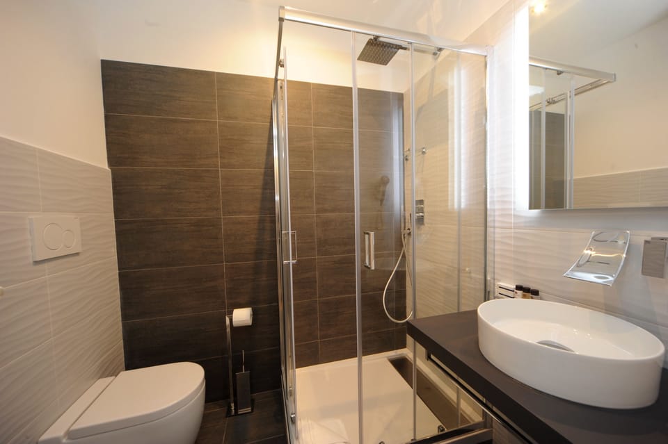 Double Room | Bathroom | Shower, rainfall showerhead, free toiletries, hair dryer