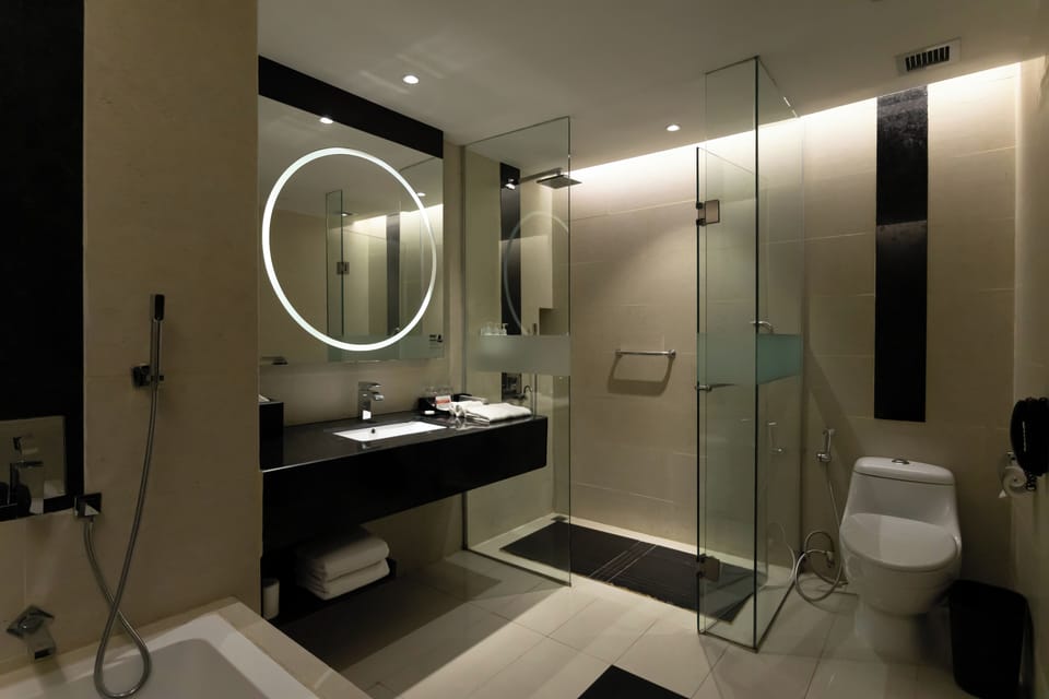 Grand Deluxe | Bathroom | Shower, rainfall showerhead, free toiletries, hair dryer