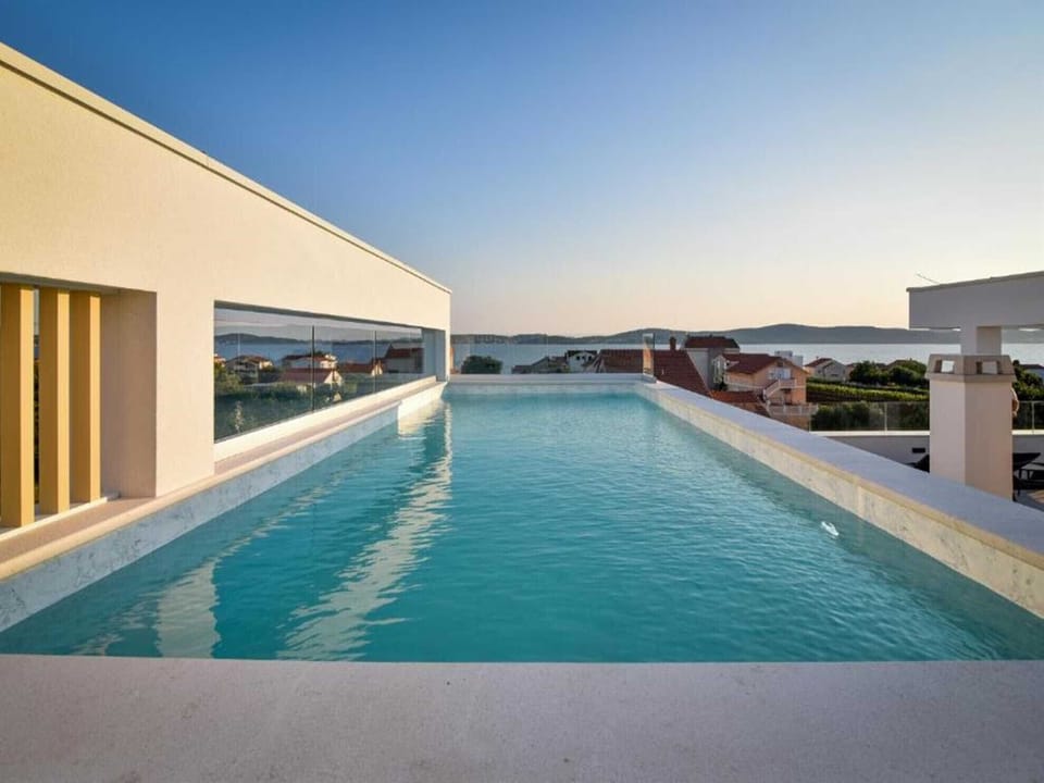 Apartment with heated rooftop swimming pool with seaview