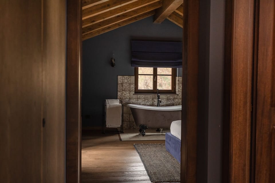 Panoramic Suite | Bathroom | Eco-friendly toiletries, hair dryer, bathrobes, slippers