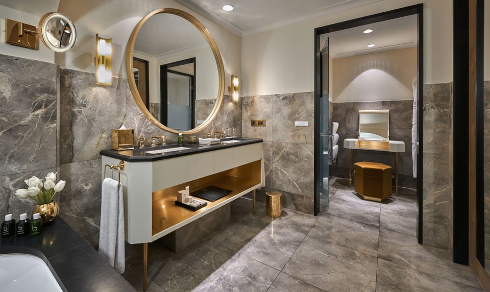 Junior Suite (Deluxe) | Bathroom | Separate tub and shower, designer toiletries, hair dryer, bathrobes