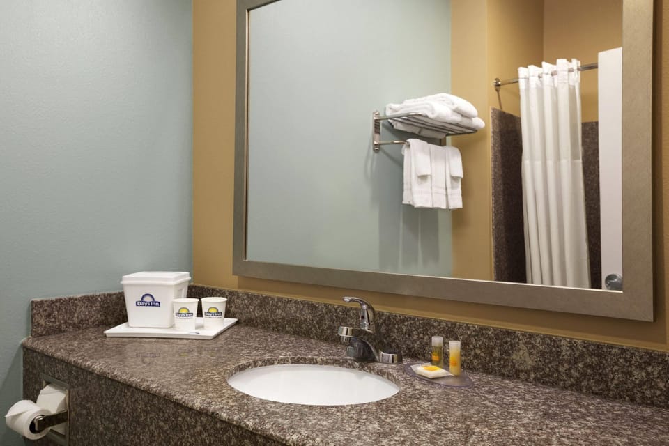 Combined shower/tub, free toiletries, hair dryer, towels