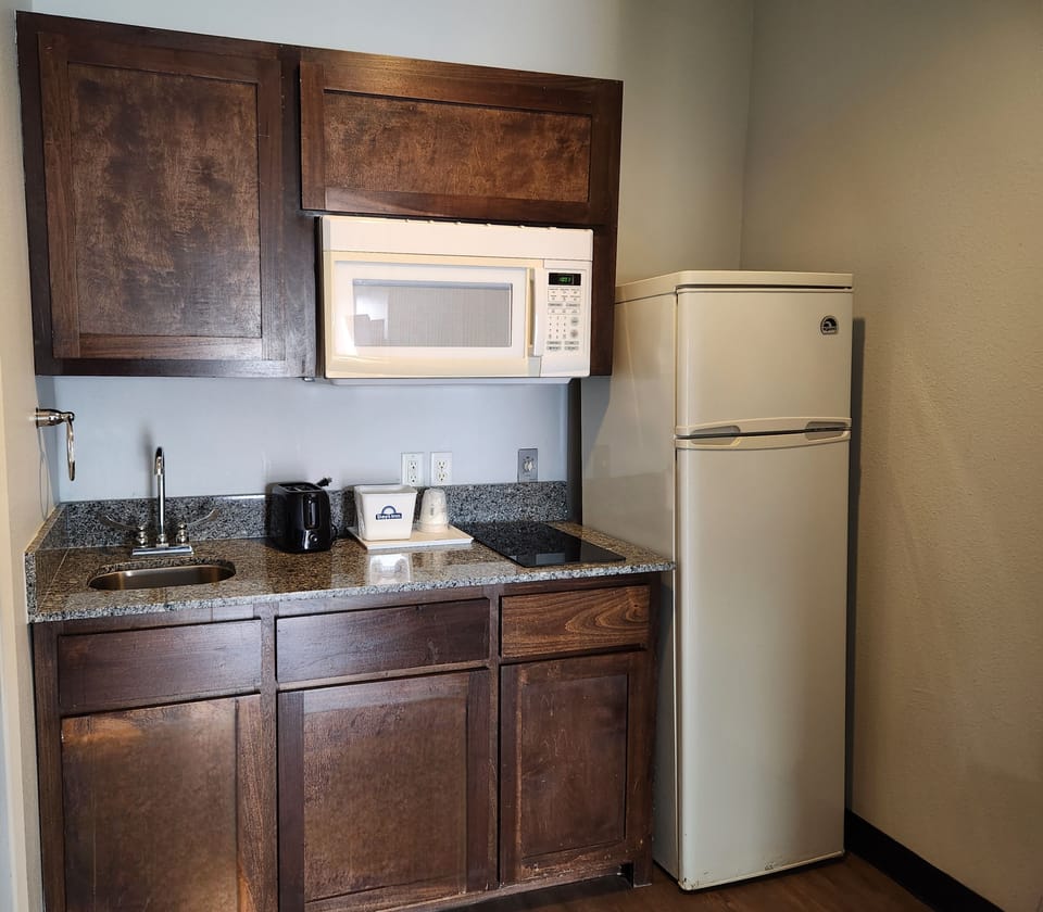 Coffee/tea maker, full-size fridge, microwave, stovetop