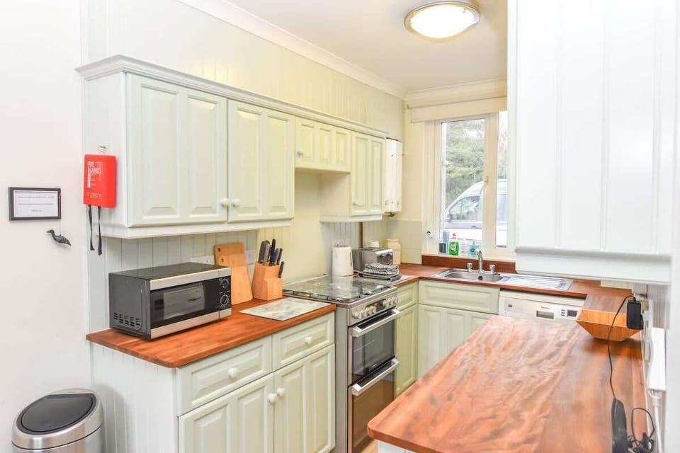 Open-plan well-equipped kitchen with oven, dishwasher, and microwave. 