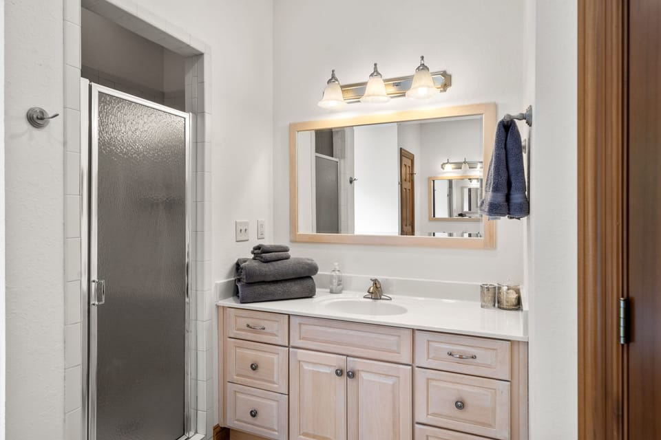 Jack and Jill Bath for two King bedrooms main floor 