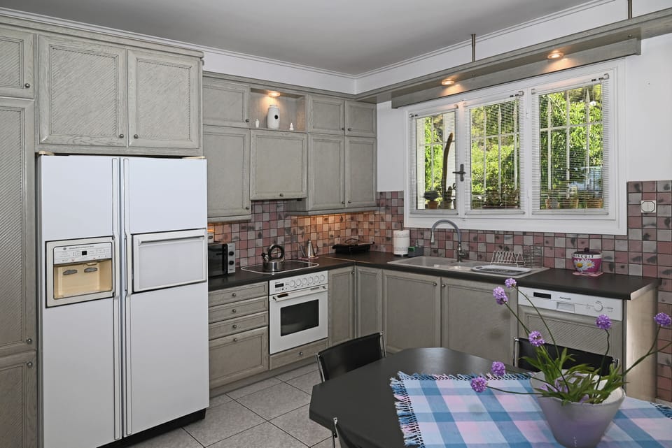 Luxury Villa | Private kitchen | Fridge, microwave, oven, stovetop