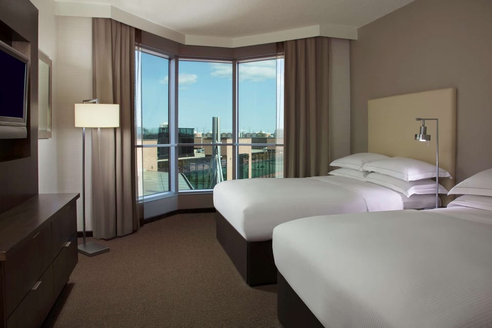 Suite, 1 Bedroom | Hypo-allergenic bedding available, in-room safe, desk, laptop workspace