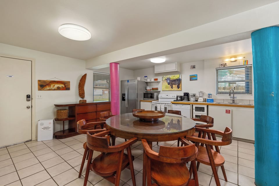 Villa (C) open kitchen and dining area, easy access from the pool