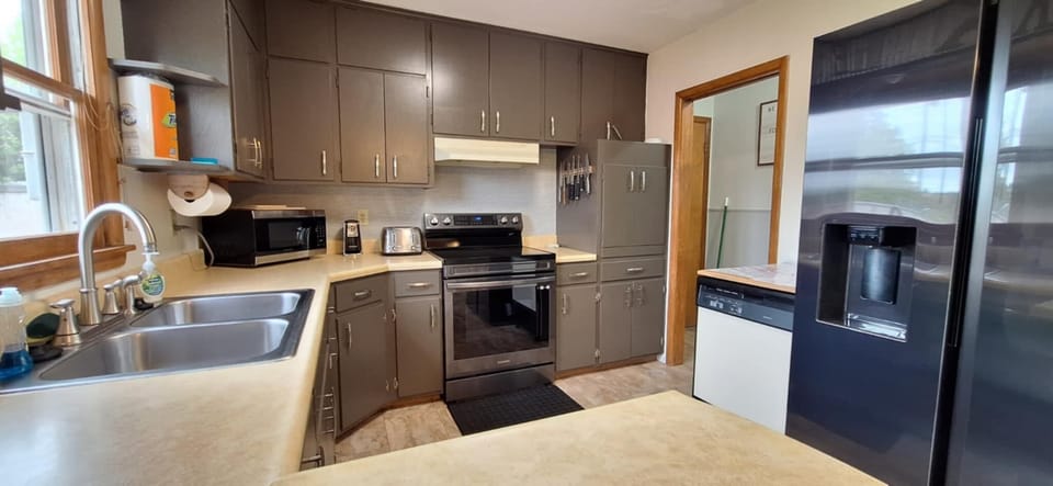 Chef-ready kitchen w/ stainless stove, microwave, toaster & deep sink!