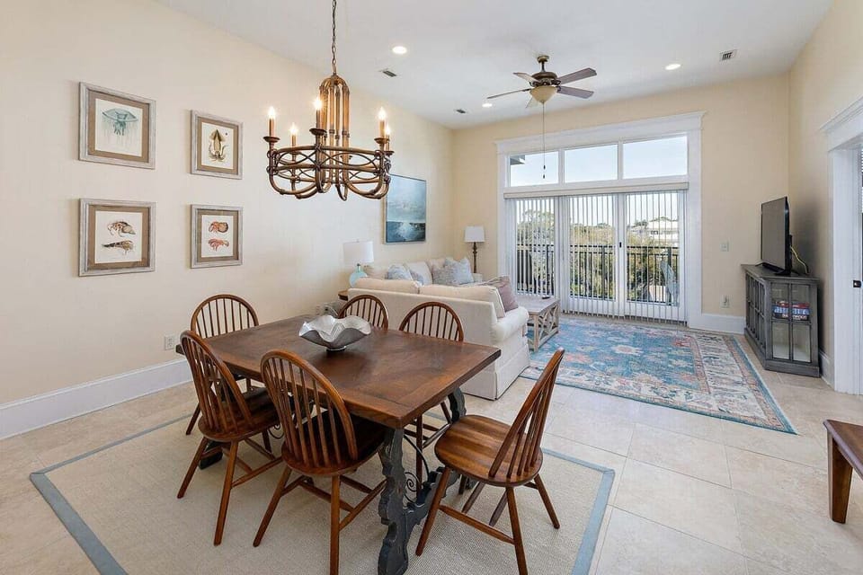 Sea Point Lodge 302 - Dining Space with 6 Chair Table and Chandelier