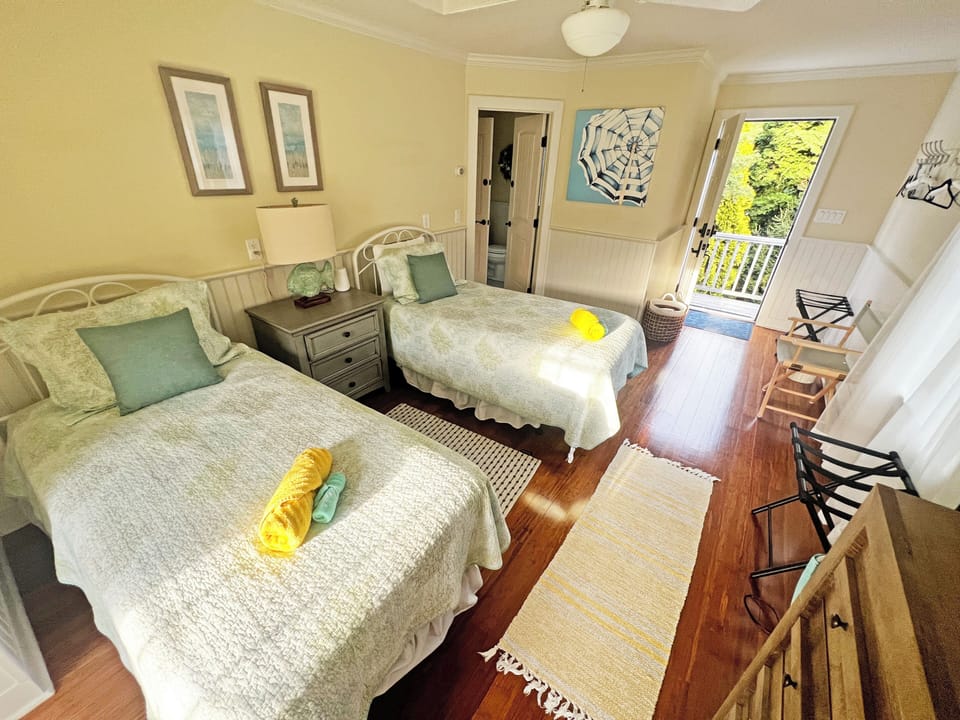 Twin Bedroom_1