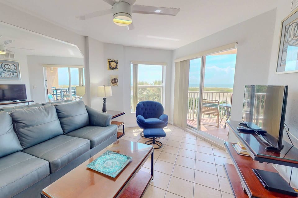 Beach facing living room, with plenty of seating, stunning views, and direct access to the balcony. A queen size sofa bed provides extra sleeping.