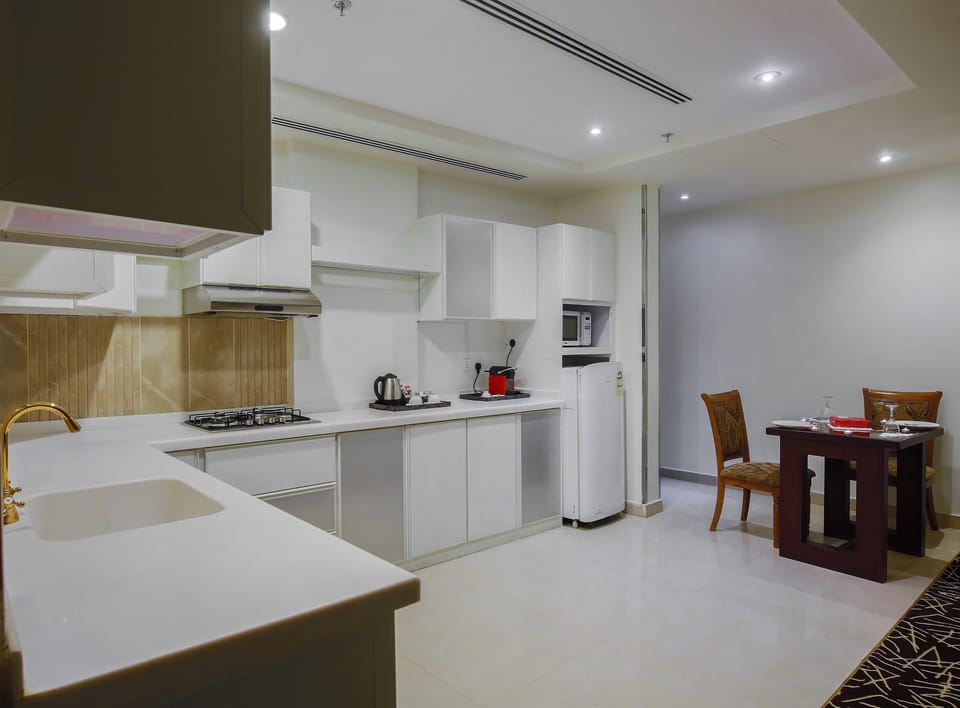 Royal suite | Private kitchen | Full-size fridge, microwave, oven, stovetop