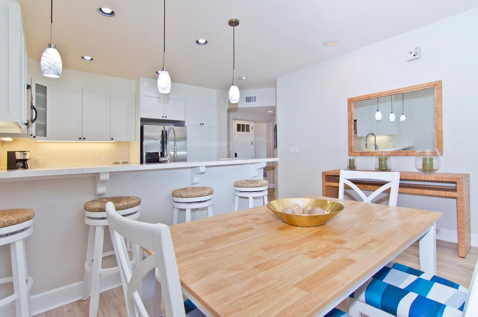 Dining area with breakfast bar