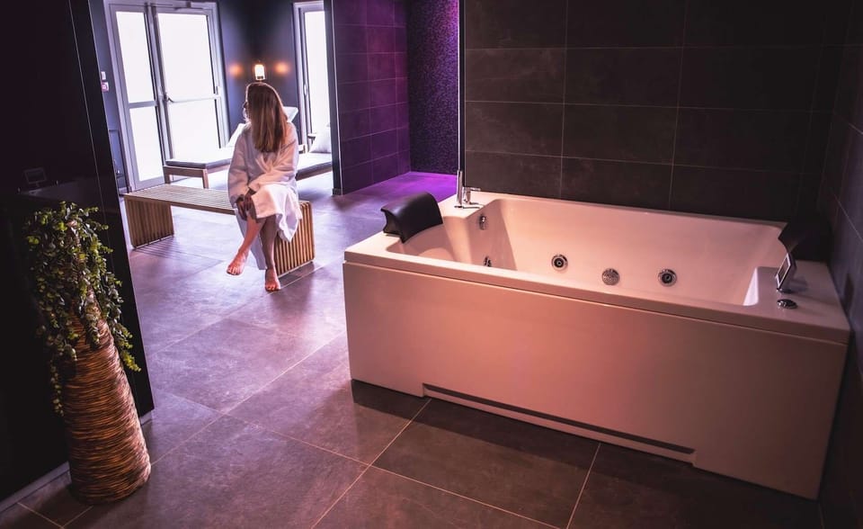 Sauna, hot tub, steam room