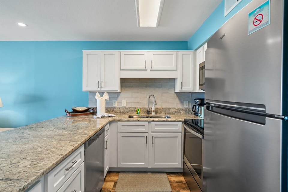 Full Size Fridge & Appliances Fully Stock Kitchen to Cook