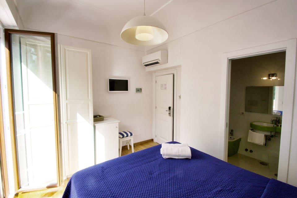 Standard Double Room, Garden View | Egyptian cotton sheets, minibar, in-room safe, WiFi (free)