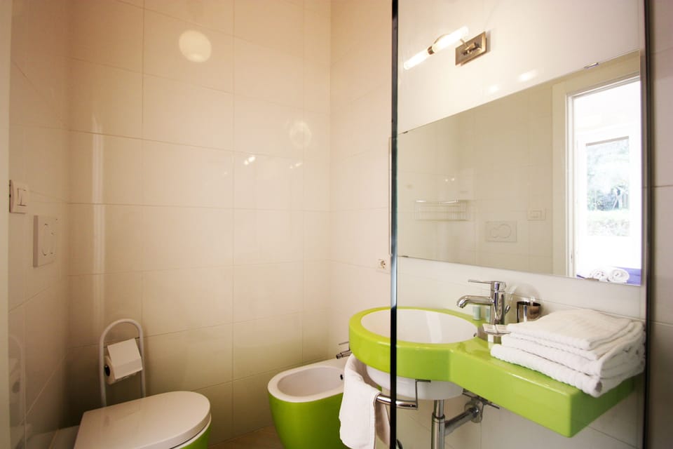 Standard Double Room, Garden View | Bathroom | Shower, rainfall showerhead, free toiletries, hair dryer