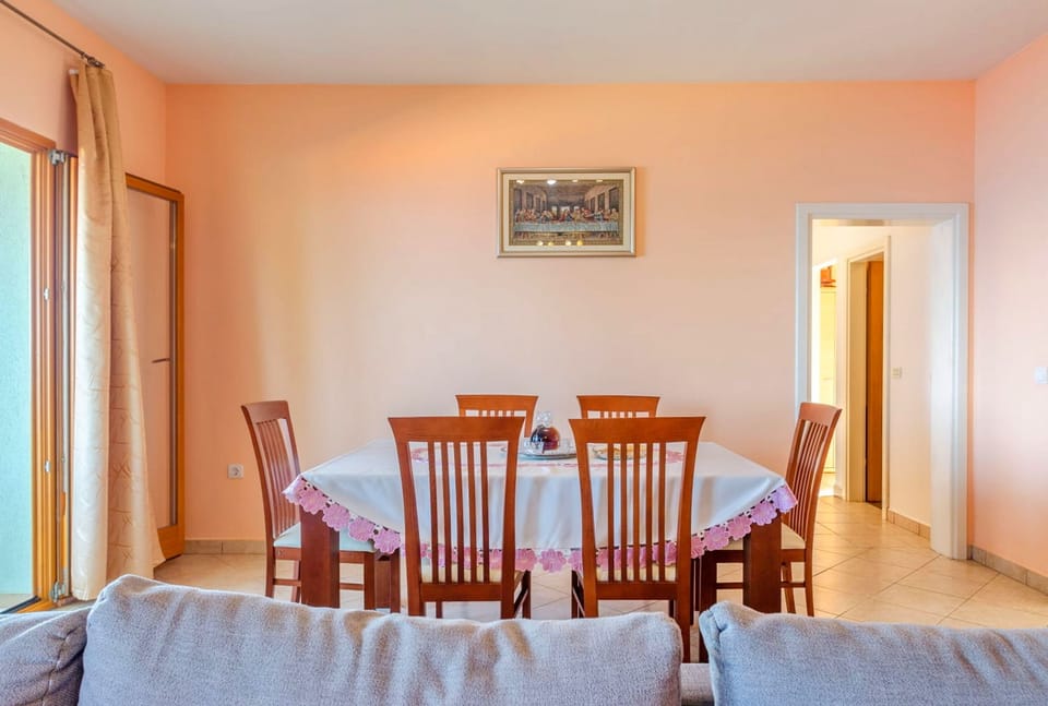 House (Three Bedroom Holiday Home with Sea V) | In-room dining