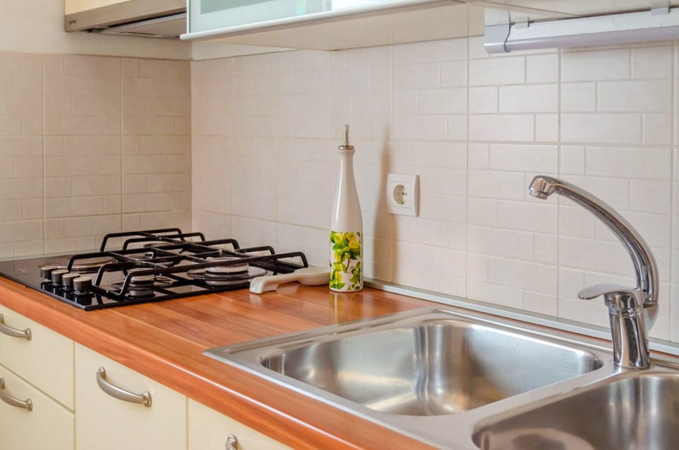 House (Three Bedroom Holiday Home with Sea V) | Private kitchen | Fridge