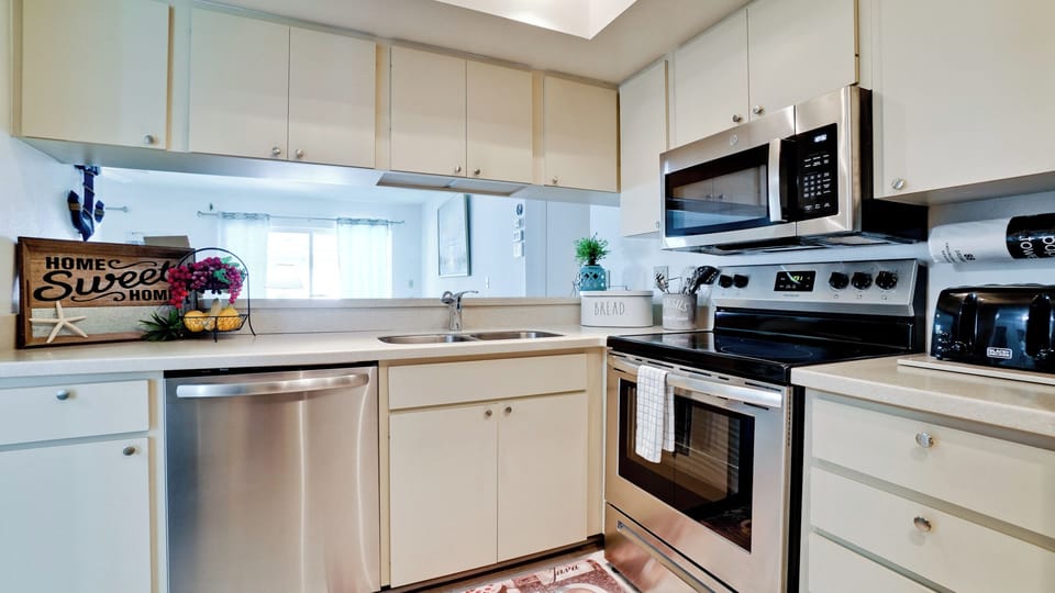 Dishwasher and dual kitchen sink.