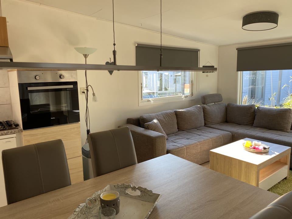 Dining room, Kitchen, Television, Sofa, Living room - EEZZ