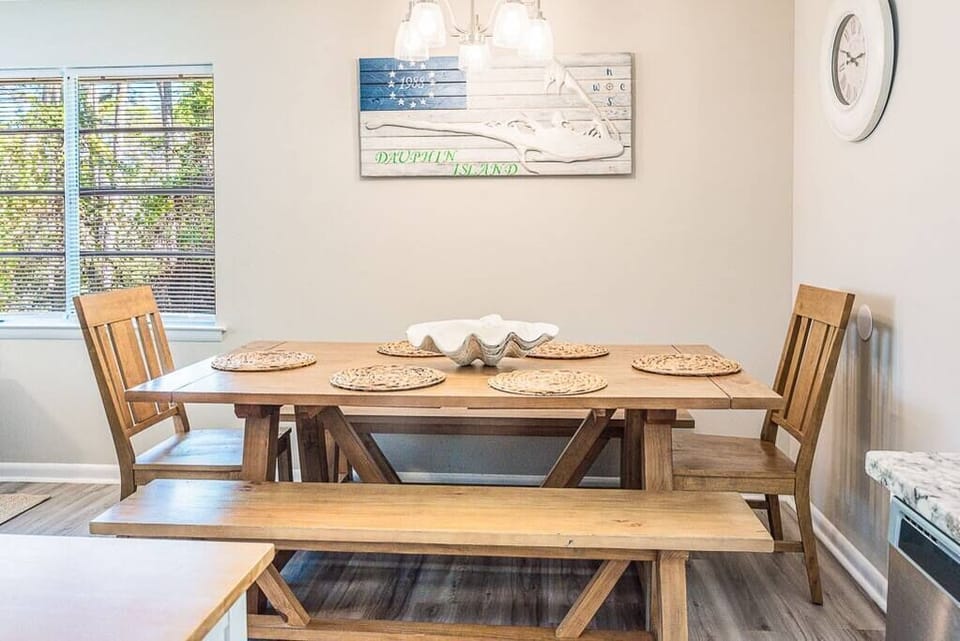 Gather around for breakfast or dinner!