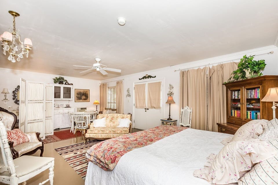 Bed/Sitting Area