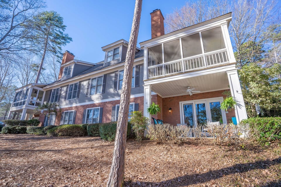 Lower unit directly facing Lake Oconee