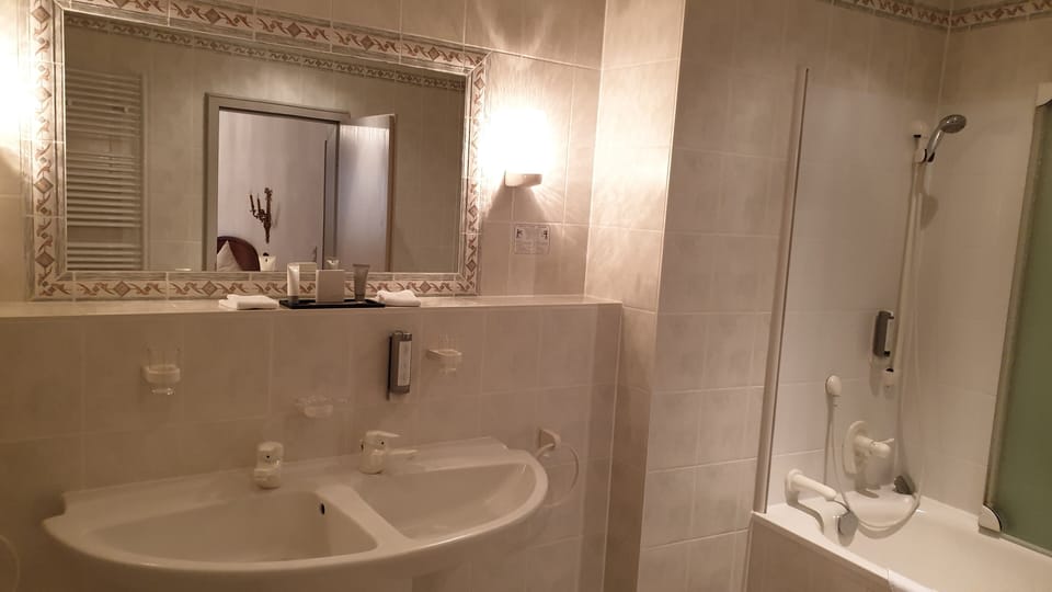 Junior Suite | Bathroom | Free toiletries, hair dryer, towels