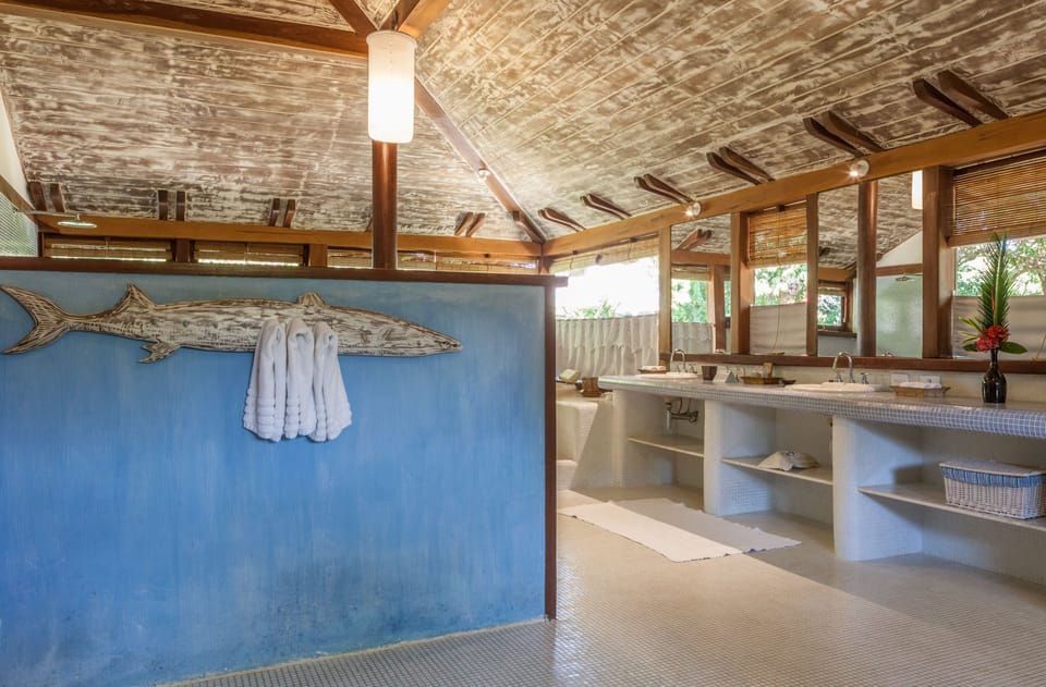 Bungalow Estrela | Bathroom | Designer toiletries, hair dryer, bathrobes, towels